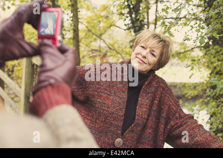 Menschen nehmen Foto von Frau auf Kamera-Handy Stockfoto