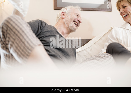 Paar im Bett lachen Stockfoto