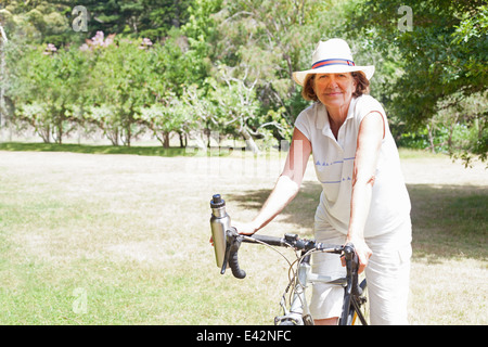 Porträt von senior Frau Radfahrer im park Stockfoto