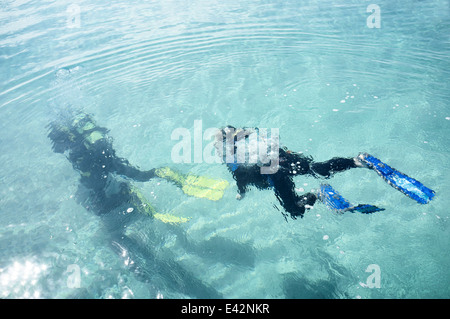 Unterwasser-Blick von männlichen Lehrer und junge Tauchen im Meer Stockfoto