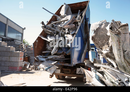 Muldenkipper Entleerung Aluminium aus überspringen in Schrottplatz Stockfoto