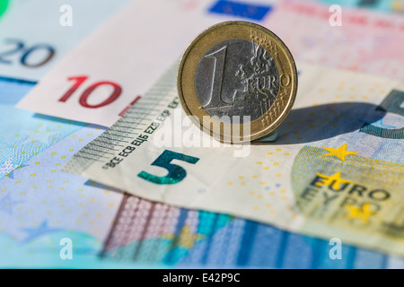 Euro-Münze mit Banknoten Stockfoto