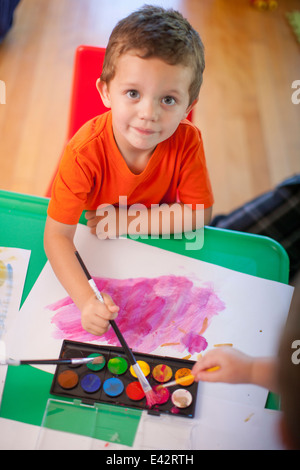 Porträt eines jungen malen im Kindergarten Stockfoto