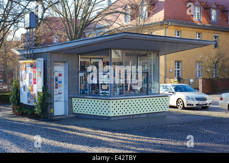 Kulturkiosk, Gemeindezentrum Informationen und Buchhandlung laufen aus der 1950er Jahre Kiosk in Berlin-Zehlendorf, Deutschland im Jahr 2013. Stockfoto