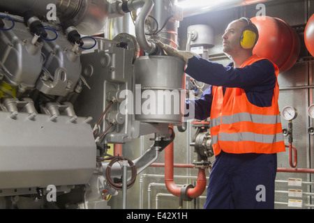 Techniker machen eine Überprüfung im Kraftwerk Stockfoto