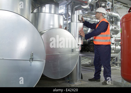 Techniker, die Überwachung von Rohrleitungen im Kraftwerk Stockfoto