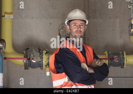 Porträt des Technikers mit im Kraftwerk verschränkten Armen Stockfoto