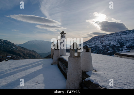 Schnee liegt auf die Tradition Flachdach-Häuser in den hoch gelegenen Dorf Capileira in Andalusien, Südspanien Stockfoto