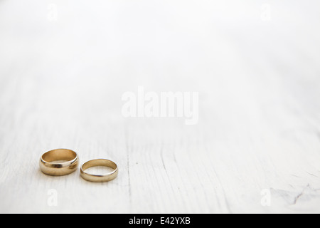 Stillleben von ihm und Ihr Trauringe Stockfoto