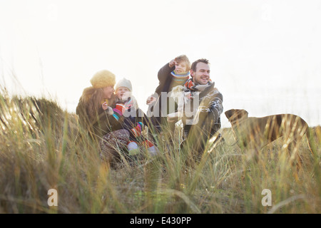 Mitte erwachsenes paar in Sanddünen mit ihren Sohn, Tochter und Hund Stockfoto