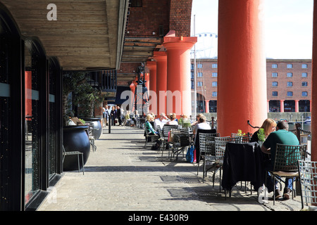 Trendiges Restaurant Gusto, an einem Sommertag im Albert Dock in Liverpool der berühmten, historischen Hafenviertel, England, UK Stockfoto