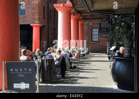 Trendiges Restaurant Gusto, an einem Sommertag im Albert Dock in Liverpool der berühmten, historischen Hafenviertel, England, UK Stockfoto