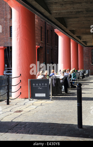 Trendiges Restaurant Gusto, an einem Sommertag im Albert Dock in Liverpool der berühmten, historischen Hafenviertel, England, UK Stockfoto