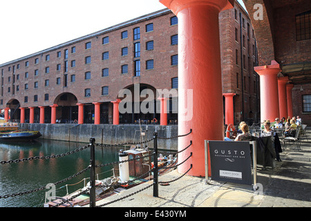 Trendiges Restaurant Gusto, an einem Sommertag im Albert Dock in Liverpool der berühmten, historischen Hafenviertel, England, UK Stockfoto