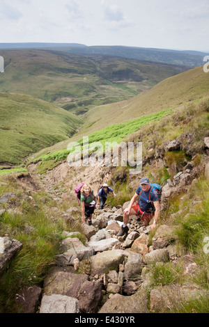 Walkers raufkraxeln Ashton Clough im Peak District, Derbyshire Stockfoto