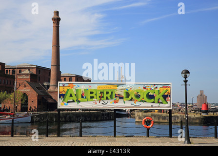 Zeichen für das Albert Dock, Pumphouse hinter, auf Liverpools berühmt, regeneriert Wasser auf Merseyside, NW England, UK Stockfoto