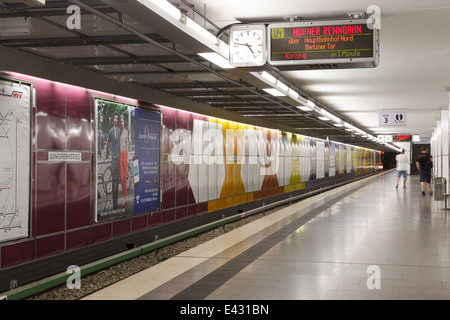 Impressionen aus post-modernen u-Bahnstation Jungfernstieg in Hamburg, Deutschland. Stockfoto