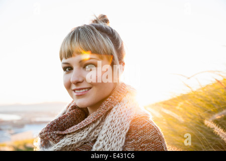 Porträt der jungen Frau im sonnendurchfluteten marsh Stockfoto