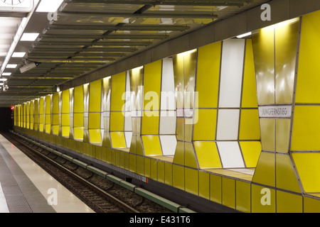 Impressionen aus post-modernen u-Bahnstation Jungfernstieg in Hamburg, Deutschland. Stockfoto