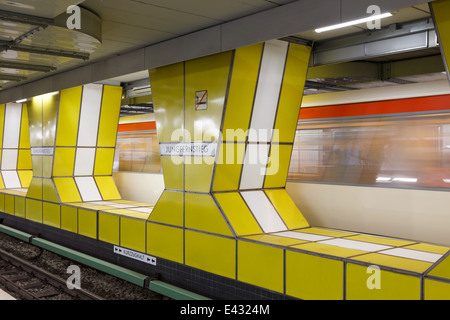 Impressionen aus post-modernen u-Bahnstation Jungfernstieg in Hamburg, Deutschland. Stockfoto