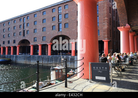 Trendiges Restaurant Gusto, an einem Sommertag im Albert Dock in Liverpool der berühmten, historischen Hafenviertel, England, UK Stockfoto