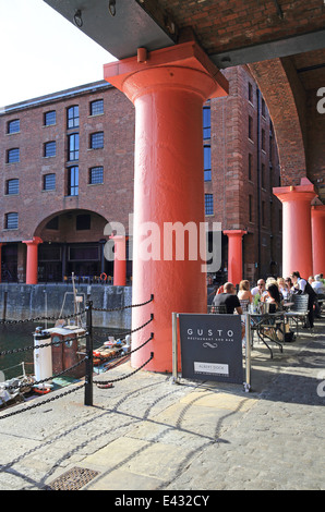 Trendiges Restaurant Gusto, an einem Sommertag im Albert Dock in Liverpool der berühmten, historischen Hafenviertel, England, UK Stockfoto