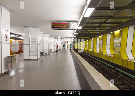 Impressionen aus post-modernen u-Bahnstation Jungfernstieg in Hamburg, Deutschland. Stockfoto