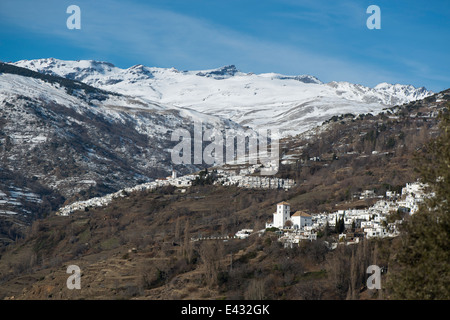 Die hoch gelegenen Dörfer Capileira und Bubion liegen in den Alpujarras, Andalusien, Südspanien Stockfoto