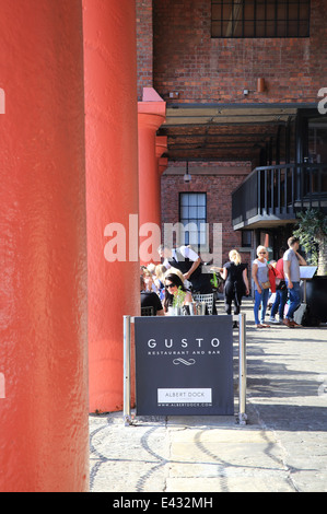 Trendiges Restaurant Gusto, an einem Sommertag im Albert Dock in Liverpool der berühmten, historischen Hafenviertel, England, UK Stockfoto