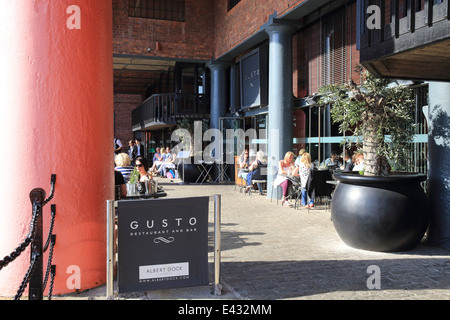 Trendiges Restaurant Gusto, an einem Sommertag im Albert Dock in Liverpool der berühmten, historischen Hafenviertel, England, UK Stockfoto