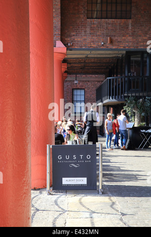 Trendiges Restaurant Gusto, an einem Sommertag im Albert Dock in Liverpool der berühmten, historischen Hafenviertel, England, UK Stockfoto