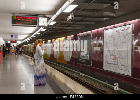 Impressionen aus post-modernen u-Bahnstation Jungfernstieg in Hamburg, Deutschland. Stockfoto