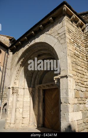 Krankenhaus von Saint Julia, romanische Fassade 12. Jahrhundert. Besalú. La Garrotxa. Provinz Girona. Katalonien. Spanien Stockfoto