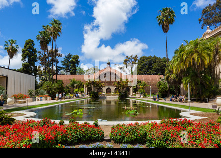 Der "Laguna de Las Flores" oder Lily Pond vor der botanische Gebäude, Balboa Park, San Diego, Kalifornien, USA Stockfoto