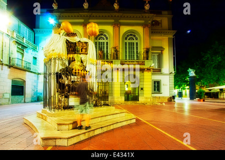 Schuss des Theater-Museum Dalí in Figueres Langzeitbelichtung bei Nacht mit der Silhouette der bewegte Mann Stockfoto