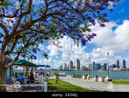 Restaurant in Coronado mit Skyline der Innenstadt San Diego über die Bucht, San Diego, Kalifornien, USA Stockfoto