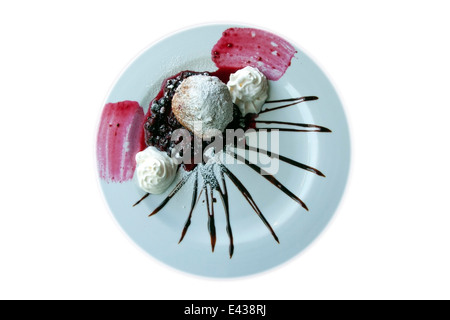 Fried Ice Cream Dessert auf der Platte isoliert auf weißem Hintergrund Stockfoto