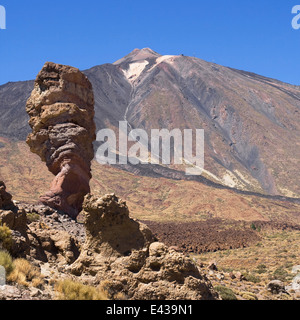 Roque Cinchado mit dem Teide-Gipfel im Hintergrund, Teneriffa, Kanarische Inseln. Stockfoto