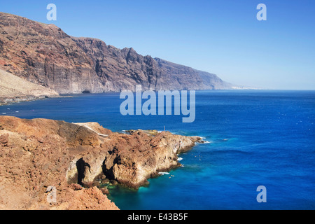 Smaragdgrüne Wasser in die Küste von Teno mit den Klippen von Los Gigantes im Hintergrund, westlich von Teneriffa, Kanarische Inseln. Stockfoto