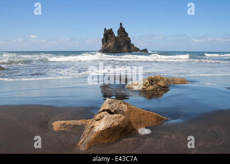 Meeresblick aus dem schwarzen Sand Strand Benijo, in der Nähe von Taganana, in der nordöstlichen Küste von Teneriffa, Kanarische Inseln. Stockfoto