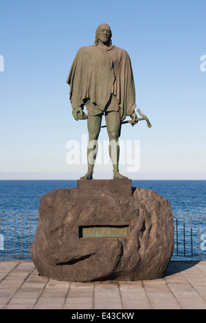 Skulptur von den Guanchen Mencey (aboriginal König) Bencomo in der Waterfront von Candelaria, Teneriffa, Kanarische Inseln, Spanien. Stockfoto