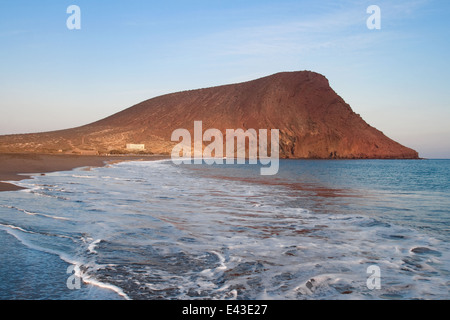 Red Mountain (Montaña Roja) von La Tejita Strand in El Medano, Teneriffa, Kanarische Inseln. Stockfoto