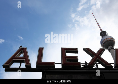 Das Wahrzeichen Fernsehturm und Zeichen für Alexanderplatz in Berlin, Deutschland. Stockfoto