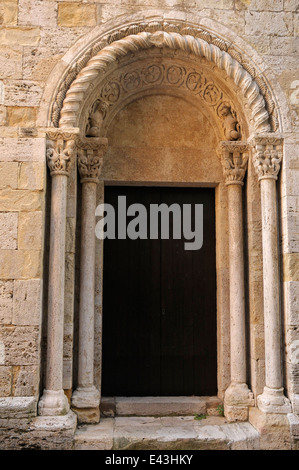 Sant Vicenç romanisch, 12. Jahrhundert mittelalterliche Kirchenkunst Besalú La Garrotxa Provinz Girona Catalonia Stockfoto