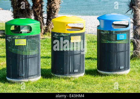 Mülltrennung aus Papier, Kunststoff, Glas, Mettal für das recycling. Stockfoto