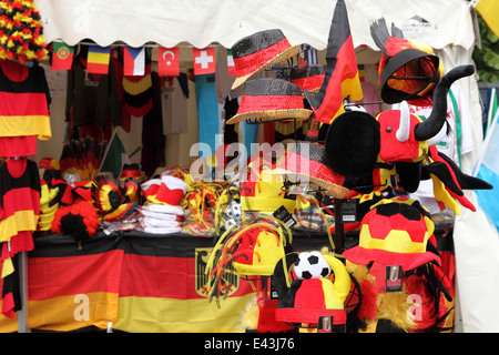 Artikel in deutschen Farben zum Verkauf auf der Fanmeile in Berlin, Deutschland. Stockfoto