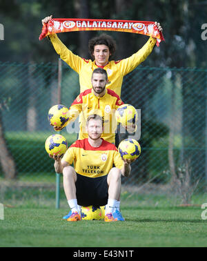 Galatasaray Neuverpflichtungen Salih Dursun, Umut Gundogan und Izet Hajrovic posieren für Fotografen mit Antalya: Umut Gundogan, Izet Hajrovic, Salih Dursun wo: Antalya, Türkei: 20. Januar 2014 Stockfoto