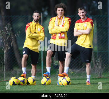 Galatasaray Neuverpflichtungen Salih Dursun, Umut Gundogan und Izet Hajrovic posieren für Fotografen mit Antalya: Umut Gundogan, Izet Hajrovic, Salih Dursun wo: Antalya, Türkei: 20. Januar 2014 Stockfoto