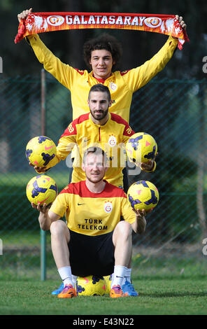 Galatasaray Neuverpflichtungen Salih Dursun, Umut Gundogan und Izet Hajrovic posieren für Fotografen mit Antalya: Umut Gundogan, Izet Hajrovic, Salih Dursun wo: Antalya, Türkei: 20. Januar 2014 Stockfoto