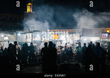 Menschenmassen versammeln sich an den Imbissständen im Djemaa El-Fná Fnaa (Großer Platz) bei Nacht, Marrakesch, Marokko Stockfoto